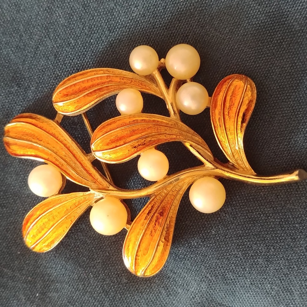 Vintage Trifari Brooch with simulated pearls